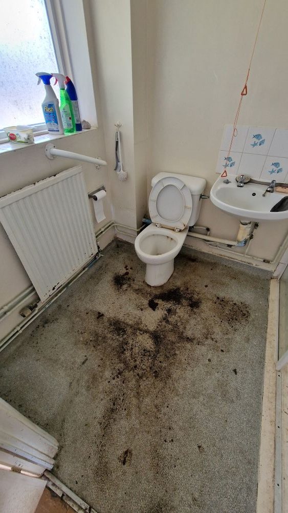 Professional end of tenancy cleaning in Ely - dirty bathroom and stains before deep cleaning