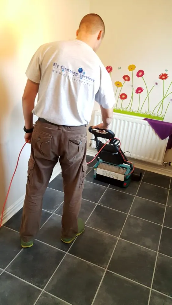 End of tenancy cleaning Ely – kitchen hard floor deep cleaning